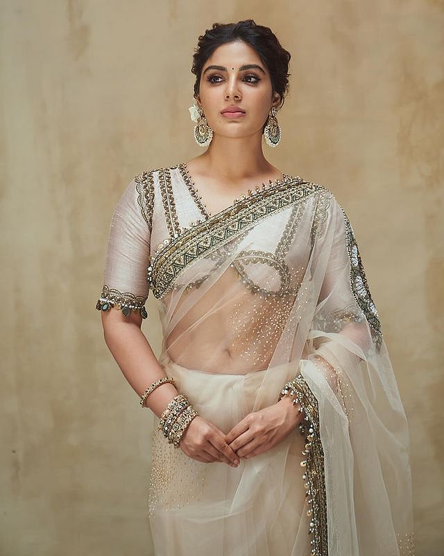 ഐവറി നിറത്തിലെ സാരിയിൽ മനം കവർന്ന് സംയുക്ത