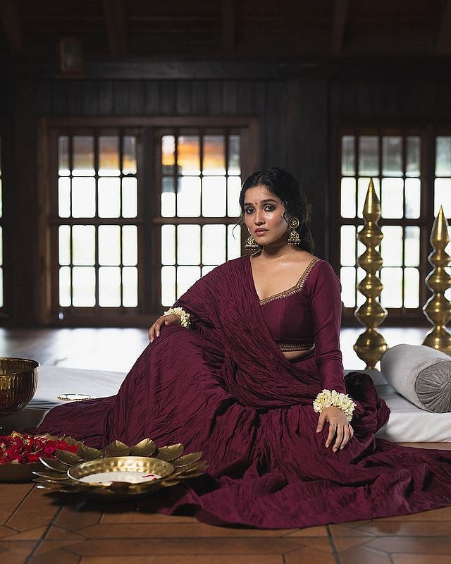 ബ്യൂട്ടി ക്വീൻ; കൈയ്യിൽ മുല്ലപ്പൂ ചുറ്റി ലെഹങ്കയിൽ സിംപിളായി അനിഖ