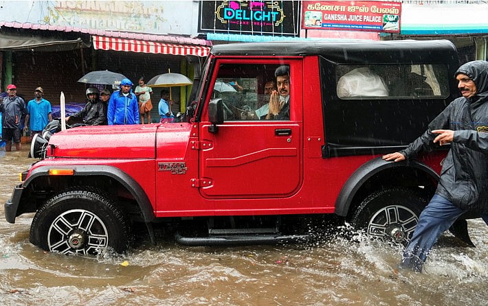 മഴക്കെടുതിയില്‍ മുങ്ങി ചെന്നൈ നഗരം