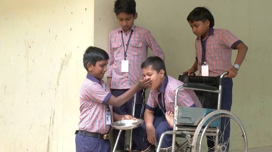 തണലാണിവര്‍; 
ചലനശേഷി നഷ്ടപ്പെട്ട അഞ്ചാം ക്ലാസുകാരന് താങ്ങായി സൗഹൃദക്കൂട്ട്, വിഡിയോ പങ്കുവച്ച് മന്ത്രി