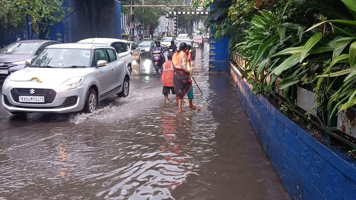 ബംഗളൂരുവില്‍ ശക്തമായ മഴ; സ്‌കൂളുകള്‍ക്കും കോളജുകള്‍ക്കും അവധി, വര്‍ക്ക് ഫ്രം ഹോമിന് നിര്‍ദേശം