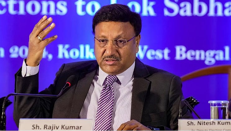 പ്രതികൂല കാലാവസ്ഥ; മുഖ്യ തെരഞ്ഞെടുപ്പ് കമ്മിഷണര് സഞ്ചരിച്ച ഹെലികോപ്റ്ററിന് അടിയന്തര ലാന്ഡിങ്