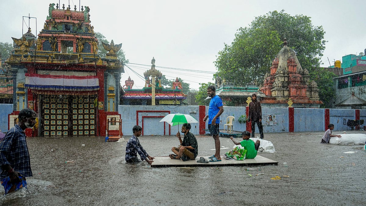 ചെന്നൈയില്‍ ദുരിതപ്പെയ്ത്ത്, ഇന്നും അതിതീവ്രമഴയ്ക്ക് സാധ്യത; താഴ്ന്ന പ്രദേശങ്ങള്‍ വെള്ളത്തിനടിയില്‍, പൊതുഅവധി- വിഡിയോ 