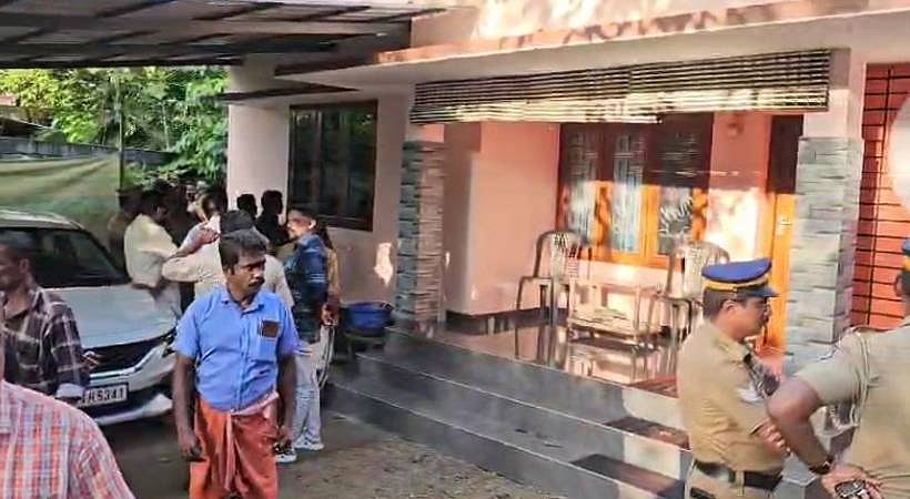 കോട്ടയത്ത് മൂന്നം​ഗ കുടുംബം മരിച്ച നിലയിൽ; മാതാപിതാക്കളെ കൊലപ്പെടുത്തി മകൻ ആത്മഹത്യ ചെയ്തെന്ന് സംശയം