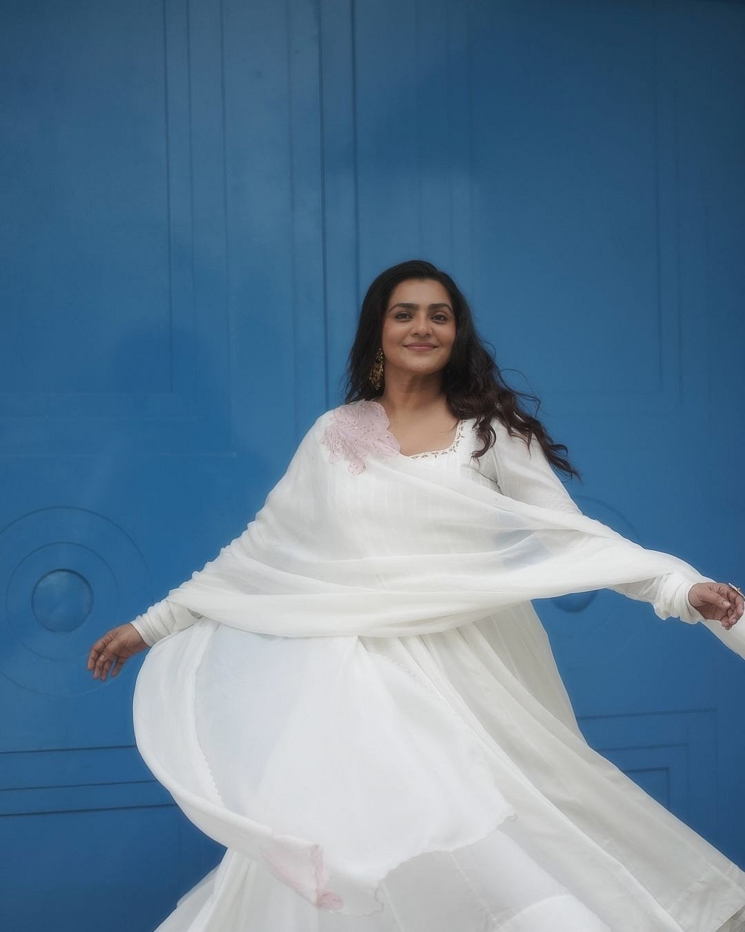 വെള്ളരിപ്രാവ്; മനോഹരിയായി പാർവതി