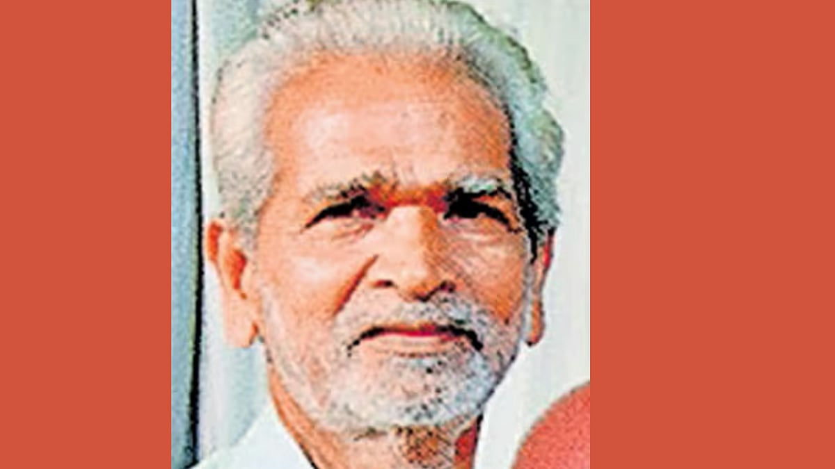ടൂറിസ്റ്റ് ബസിന്റെ ലഗേജ് കാരിയറിന്റെ തുറന്നുവച്ച വാതില്‍ തട്ടി ...