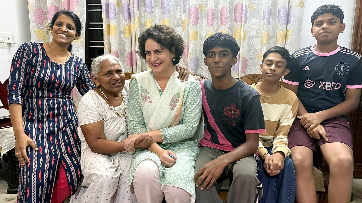 അപ്രതീക്ഷിത അതിഥി; പ്രിയങ്കയെ കണ്ട് അമ്പരന്ന് ത്രേസ്യ, കൊന്തയും മധുരവും നല്‍കി സ്വീകരണം