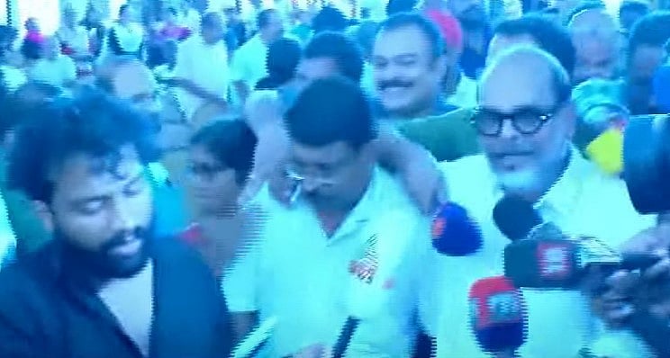 'ഇറച്ചിക്കടയ്ക്ക് മുന്നില്‍ പട്ടികള്‍ നിന്ന പോലെ'; മാധ്യമങ്ങളോട് പൊട്ടിത്തെറിച്ച് കൃഷ്ണദാസ്