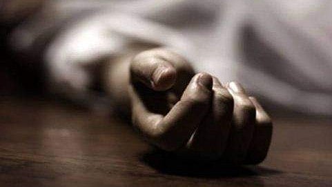ഭാര്യ നിലത്ത്, ഭർത്താവ് തൂങ്ങിയ നിലയിൽ; വീട്ടിനുള്ളിൽ ദമ്പതികളുടെ മൃത​ദേഹം