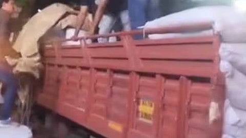ലോറിയിൽ, തവിട് ചാക്കുകൾക്കിടെ 54 കന്നാസുകൾ; പെരുമ്പാവൂരിൽ വൻ സ്പിരിറ്റ് വേട്ട