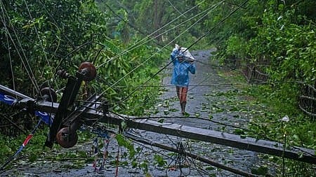 ദന ചുഴലിക്കാറ്റ്: ബംഗാളില്‍ കനത്ത നാശം, മരങ്ങളും വൈദ്യുത പോസ്റ്റുകളും വീണു, മരണം നാലായി 