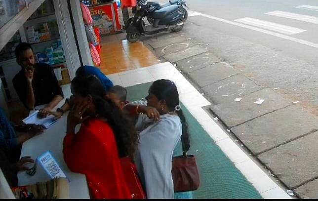 മരുന്ന് വാങ്ങാനെത്തിയ ഉമ്മയുടെ ചുമലില്‍ കിടന്ന കുഞ്ഞിന്റെ സ്വര്‍ണ മാല കവര്‍ന്നു; സിസിടിവി ദൃശ്യം കേന്ദ്രീകരിച്ച് അന്വേഷണം- വിഡിയോ 