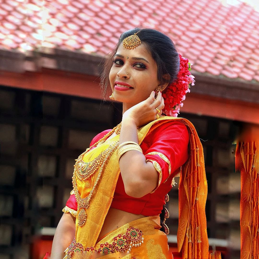 നവവധുവായി രേണു സുധി