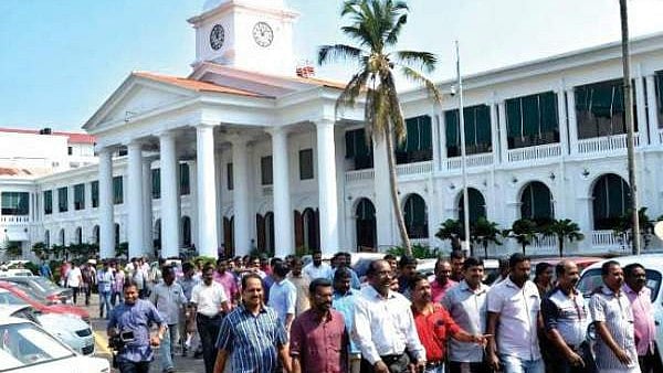 ഇക്കൊല്ലവും കൂട്ട വിരമിക്കല്‍; പടിയിറങ്ങുന്നത് 10,000 ജീവനക്കാര്‍, വേണ്ടിവരിക 6000 കോടി