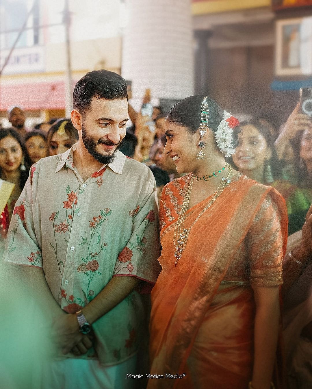 മണവാളച്ചെക്കന് ഫ്ലോറൽ തിളക്കം; പേസ്റ്റൽ ഓറഞ്ചിൽ ഉത്തര