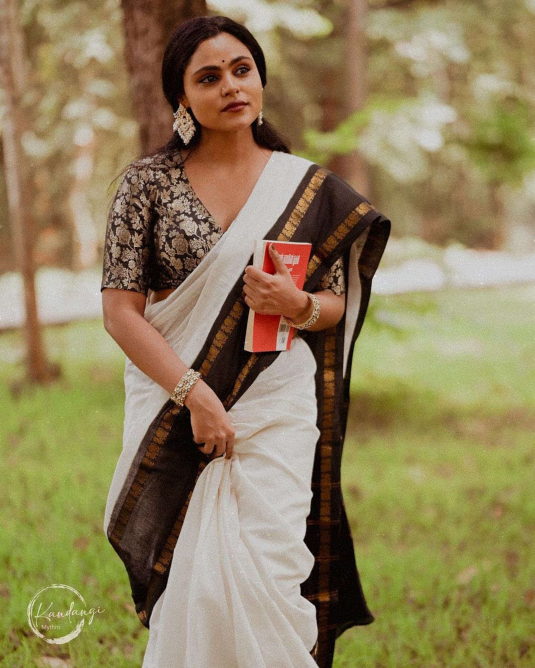സാരിയില്‍ മനോഹരിയായ വിന്‍സി