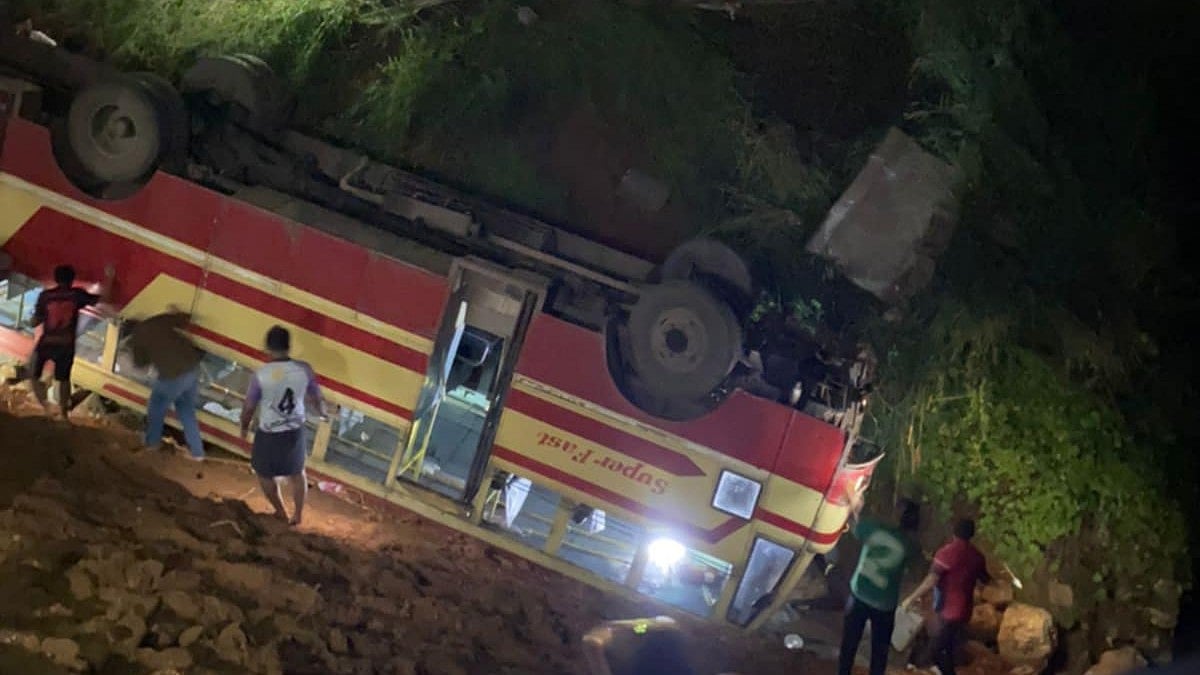 കെഎസ്ആർടിസി ബസ് തലകീഴായി മറിഞ്ഞു: 40 പേർക്ക് പരിക്ക്