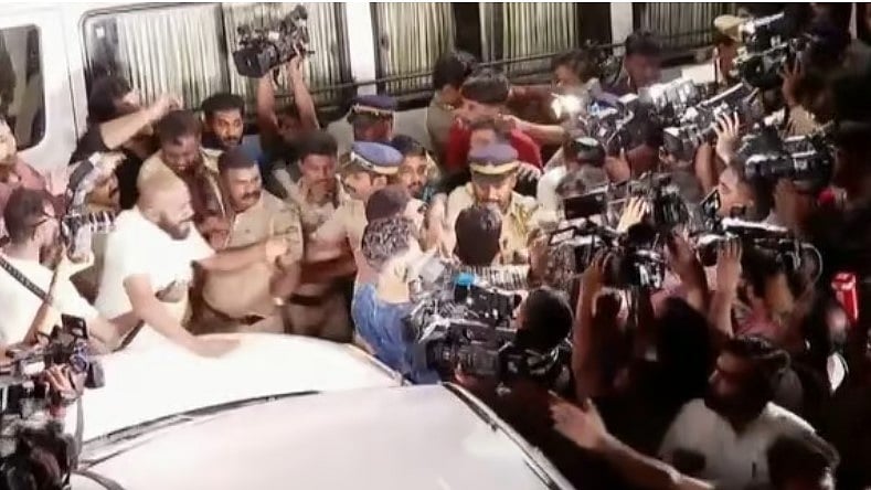 കോണ്‍ഗ്രസ് നേതാക്കള്‍ താമസിച്ച ഹോട്ടലില്‍ പാതിരാ റെയ്ഡ്; കണ്ടാലറിയാവുന്ന 10 പേർക്കെതിരെ കേസെടുത്തു