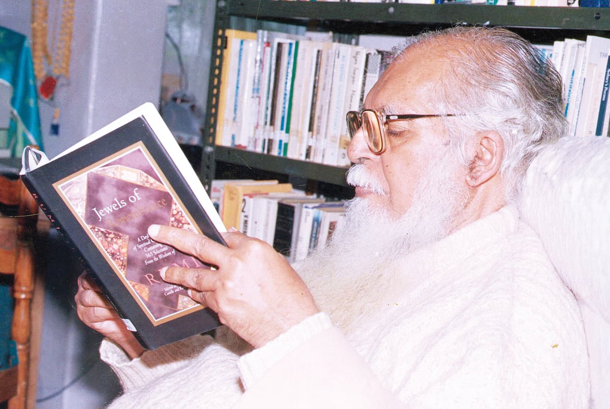 ആരായിരുന്നു ഗുരു നിത്യ എന്ന മനുഷ്യന്? യതി എന്ന അനുരാഗനദിയെക്കുറിച്ച്