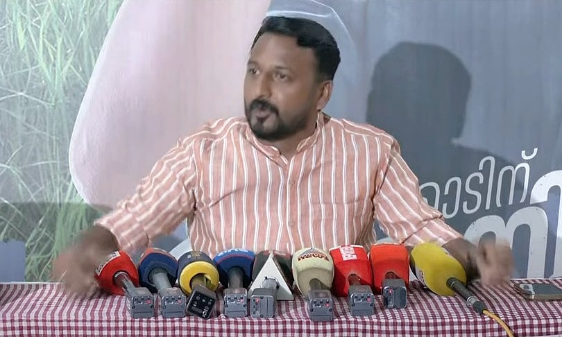 ഈ ട്രോളി നിറയെ പണം ഉണ്ടായിരുന്നെങ്കില്‍....; നീല ട്രോളി ബാഗുമായി രാഹുലിന്റെ വാര്‍ത്താ സമ്മേളനം; ആരോപണങ്ങള്‍ക്ക് മറുപടി