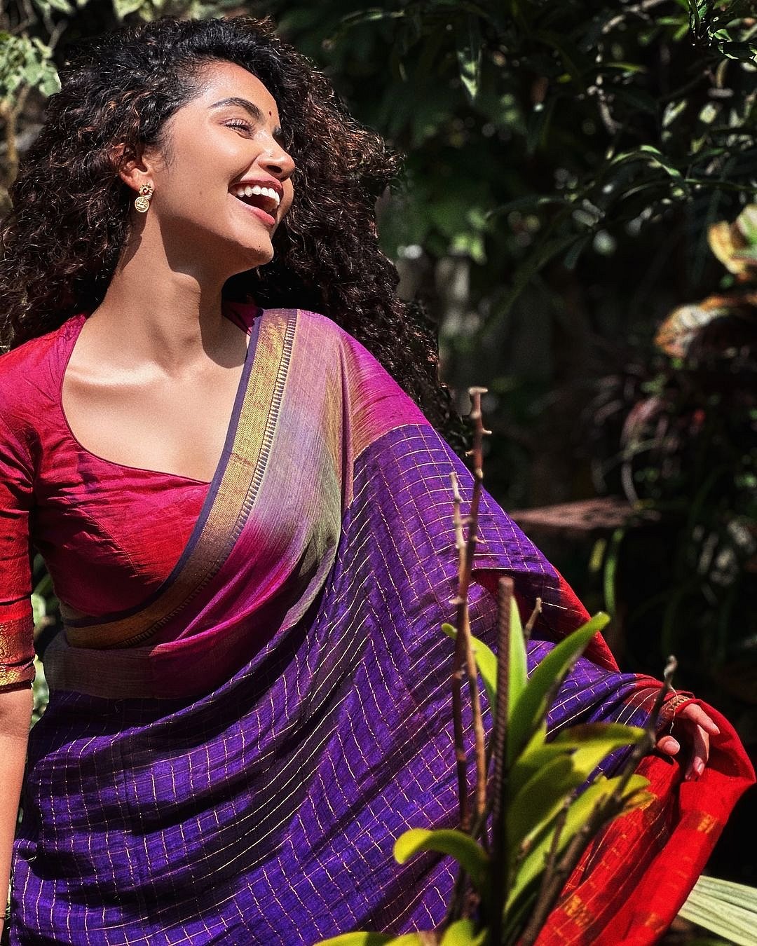 പട്ടില്‍ തിളങ്ങി അനുപമ പരമേശ്വരന്‍