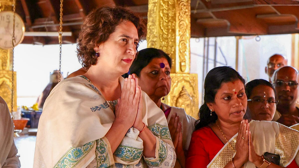 വയനാടിനെ ഇളക്കി മറിച്ച് അവസാന വട്ട പ്രചാരണം; തിരുനെല്ലി ക്ഷേത്രത്തില്‍ പ്രാര്‍ഥിച്ച് പ്രിയങ്ക; കലാശക്കൊട്ട് നാളെ