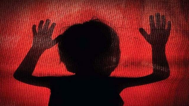 മിഠായി വാങ്ങാൻ പേഴ്സിൽ നിന്ന് പണമെടുത്തു: നാലു വയസുകാരന്റെ കാലിൽ സ്പൂൺ ചൂടാക്കി വച്ചു, അമ്മയ്ക്കെതിരെ കേസ്