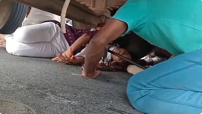 മുടി കുടുങ്ങി ലോറിക്കടിയില്‍പ്പെട്ടു, മരണത്തെ മുഖംമുഖം കണ്ട് യുവതി; രക്ഷകനായി കേന്ദ്രമന്ത്രി ( വീഡിയോ)