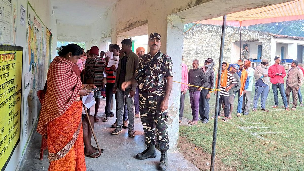 ഝാര്‍ഖണ്ഡ് പോളിങ് ബൂത്തില്‍, ആദ്യഘട്ടത്തില്‍ ജനവിധി തേടി ചംപായ് സോറനും, ബംഗാള്‍ ഉപതെരഞ്ഞെടുപ്പില്‍ തൃണമൂലിന് നിര്‍ണായകം 