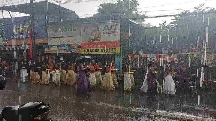 പെരുമഴയത്ത് ശിശുദിന റാലി, നനഞ്ഞു കുളിച്ച് വിദ്യാർ‌ഥികൾ; പ്രതിഷേധിച്ച് രക്ഷിതാക്കൾ, വിഡിയോ