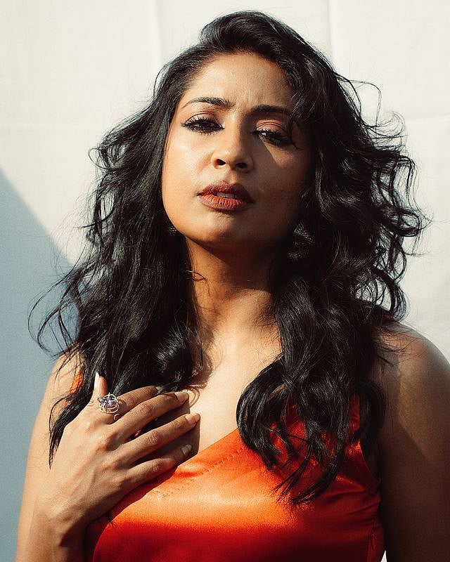 'ഒഴുകുകയാണവൾ'; സ്ലീവ് ലെസ് ​ഗൗണിൽ നവ്യ നായർ