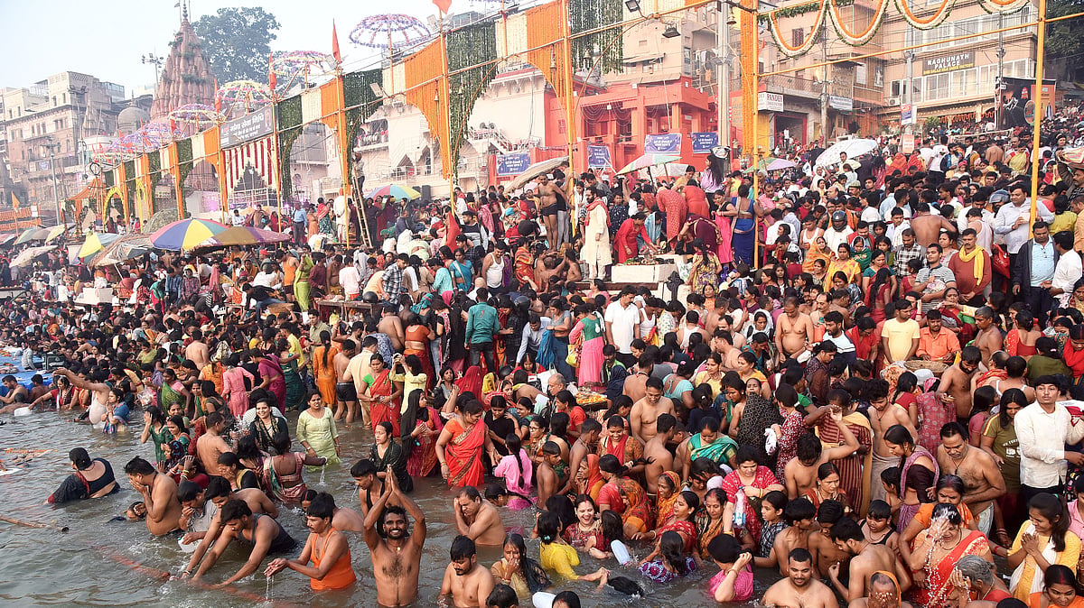 പാപങ്ങൾ ഗംഗയില്‍ ഒഴുക്കി ആയിരങ്ങള്‍, ഇന്ന് കാർത്തിക പൂർണിമ
