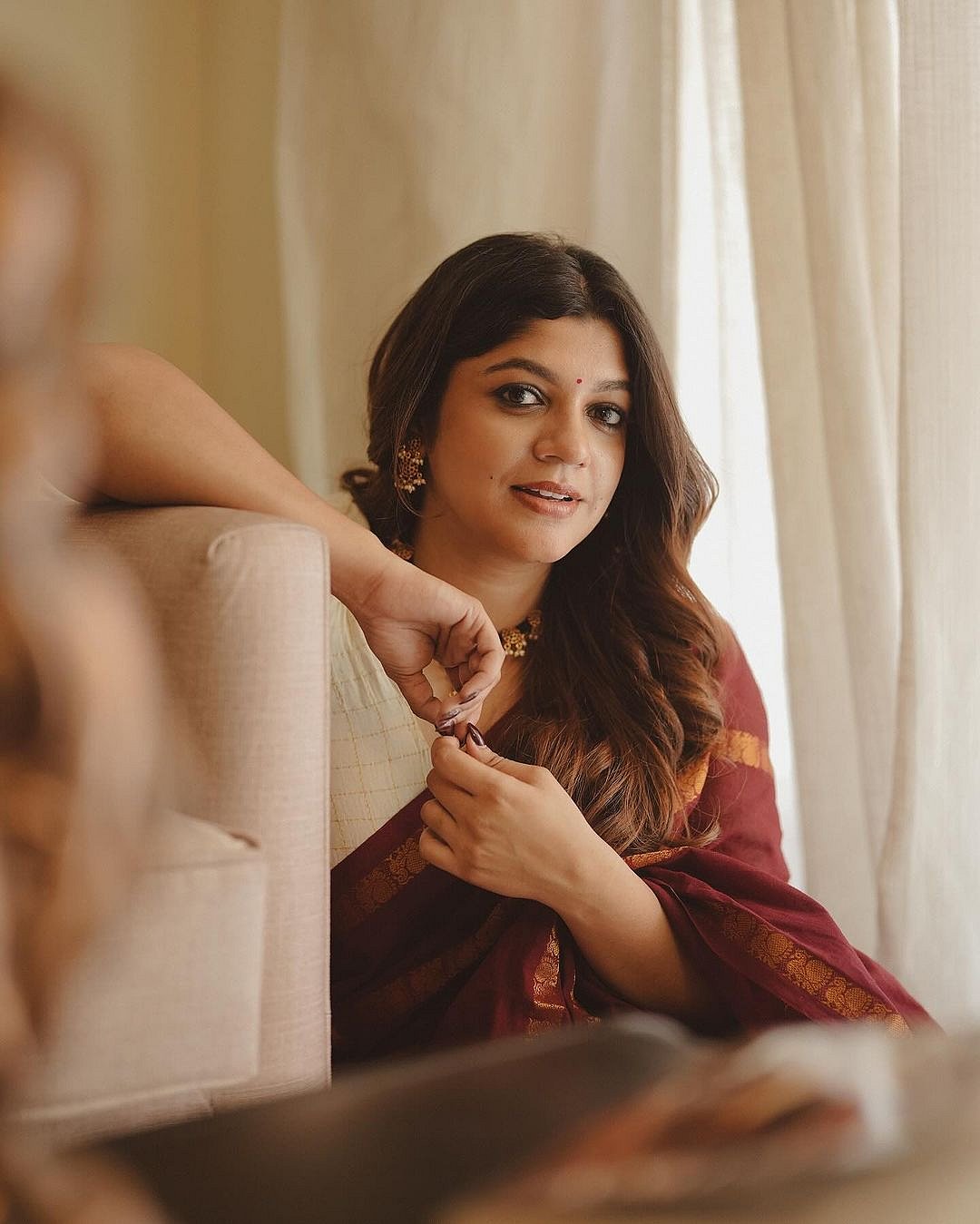അഴകിയേ...: സാരിയിൽ മനോഹരിയായി അപർണ ബാലമുരളി