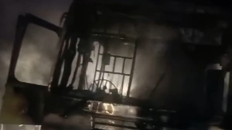 പമ്പയിൽ കെഎസ്ആർടിസി ബസിന് തീപിടിച്ചു, ഡ്രൈവറും കണ്ടക്ടറും രക്ഷപ്പെട്ടത് തലനാരിഴയ്ക്ക്