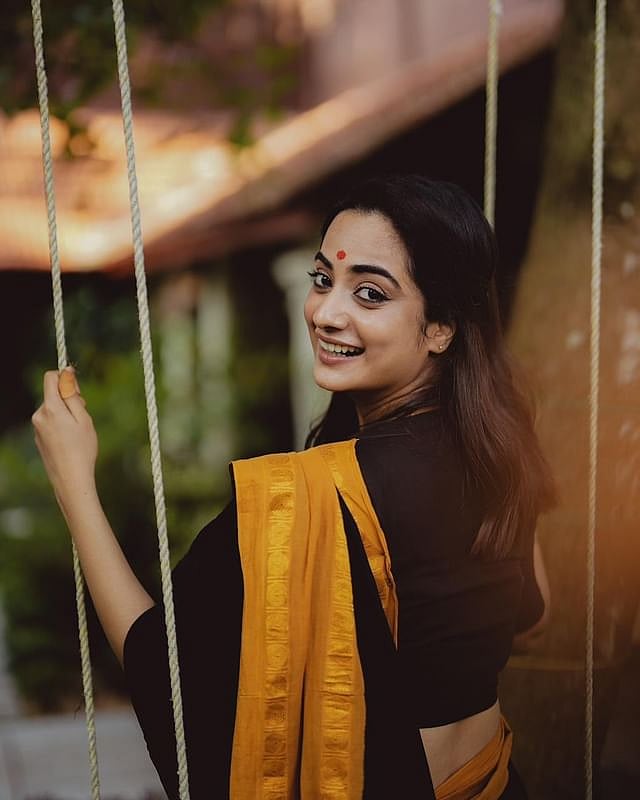 'പൈങ്കിളി'! കറുപ്പ് സാരിയും അമ്മയുടെ മാലയും; ചിത്രങ്ങളുമായി നമിത