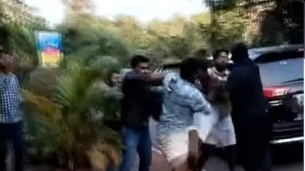 കരിങ്കൊടി പ്രതിഷേധം അപമാനിക്കല്‍ അല്ല; കേസ് എടുക്കാനാവില്ലെന്ന് ഹൈക്കോടതി 