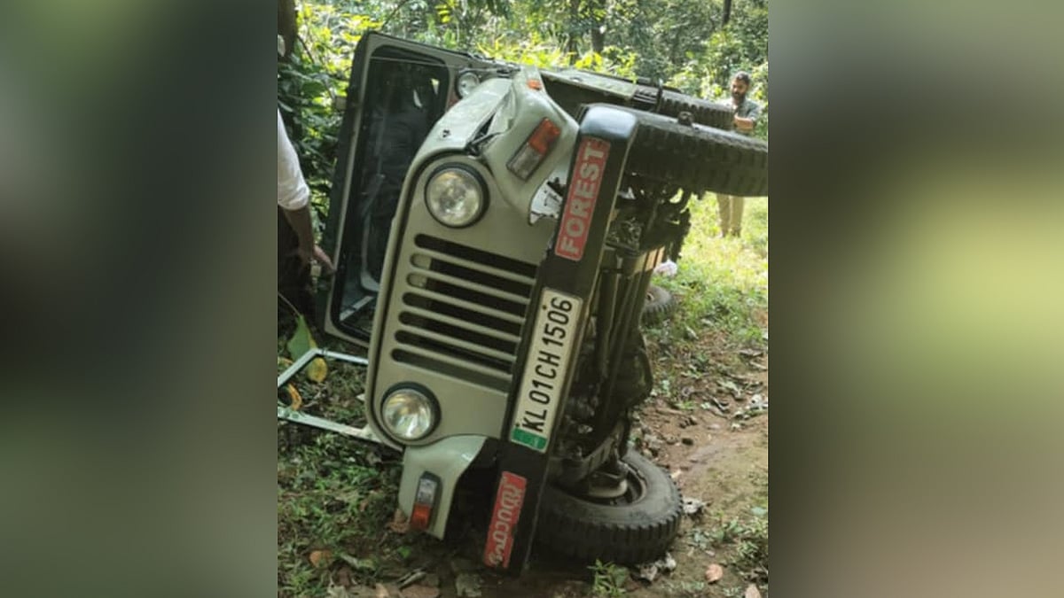 ഒറ്റയാൻ പാഞ്ഞടുത്തു, വനപാലകർ സഞ്ചരിച്ച ജീപ്പ് കുത്തിമറിച്ചു; രണ്ട് ഉദ്യോ​ഗസ്ഥർക്ക് പരിക്ക്