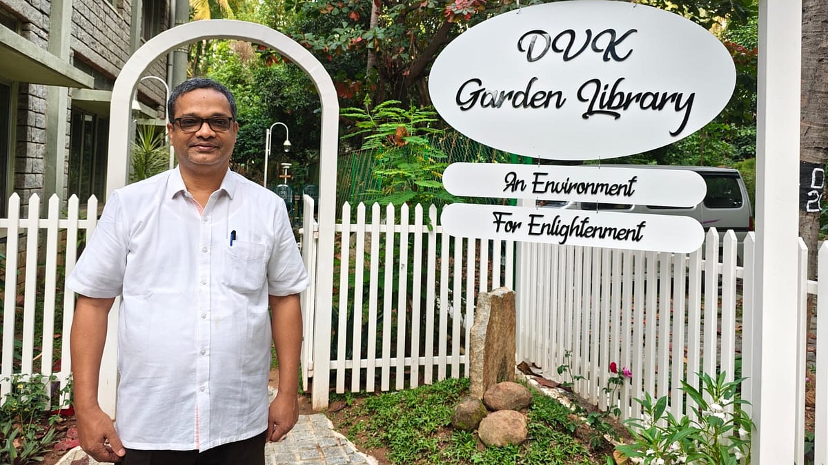 പുതിയ കാലത്തെ 
ലൈബ്രറികള്‍ ഒരുക്കുന്ന ക്രൈസ്തവ പുരോഹിതന്‍

