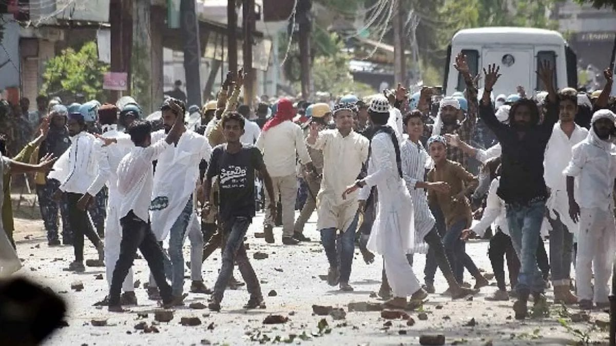 സംഭാലില്‍ പുറത്തുനിന്നുള്ളവര്‍ക്കു വിലക്ക്‌, സ്കൂളുകള്‍ അടച്ചു; 30 വരെ ഇന്റര്‍നെറ്റ് നിരോധനം;  മരണം നാലായി
