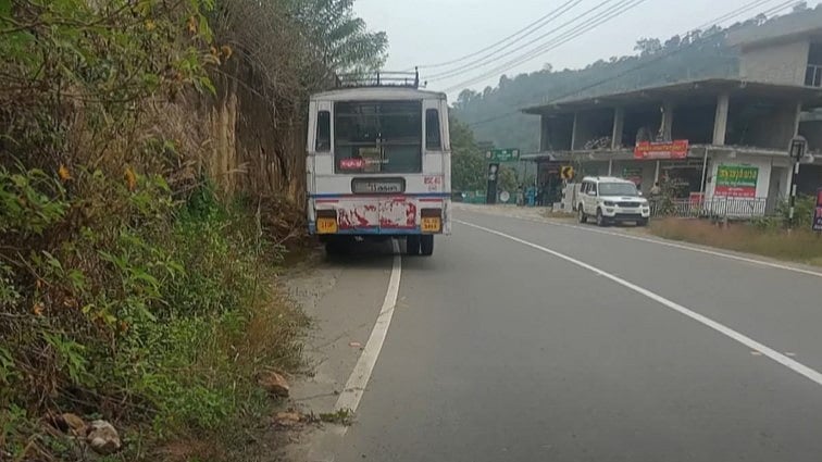 ഓടിക്കൊണ്ടിരുന്ന കെഎസ്ആര്‍ടിസി ബസിന്റെ ഡോര്‍ തുറന്നുപോയി; റോഡിലേക്ക് തെറിച്ചു വീണ് സ്ത്രീ മരിച്ചു