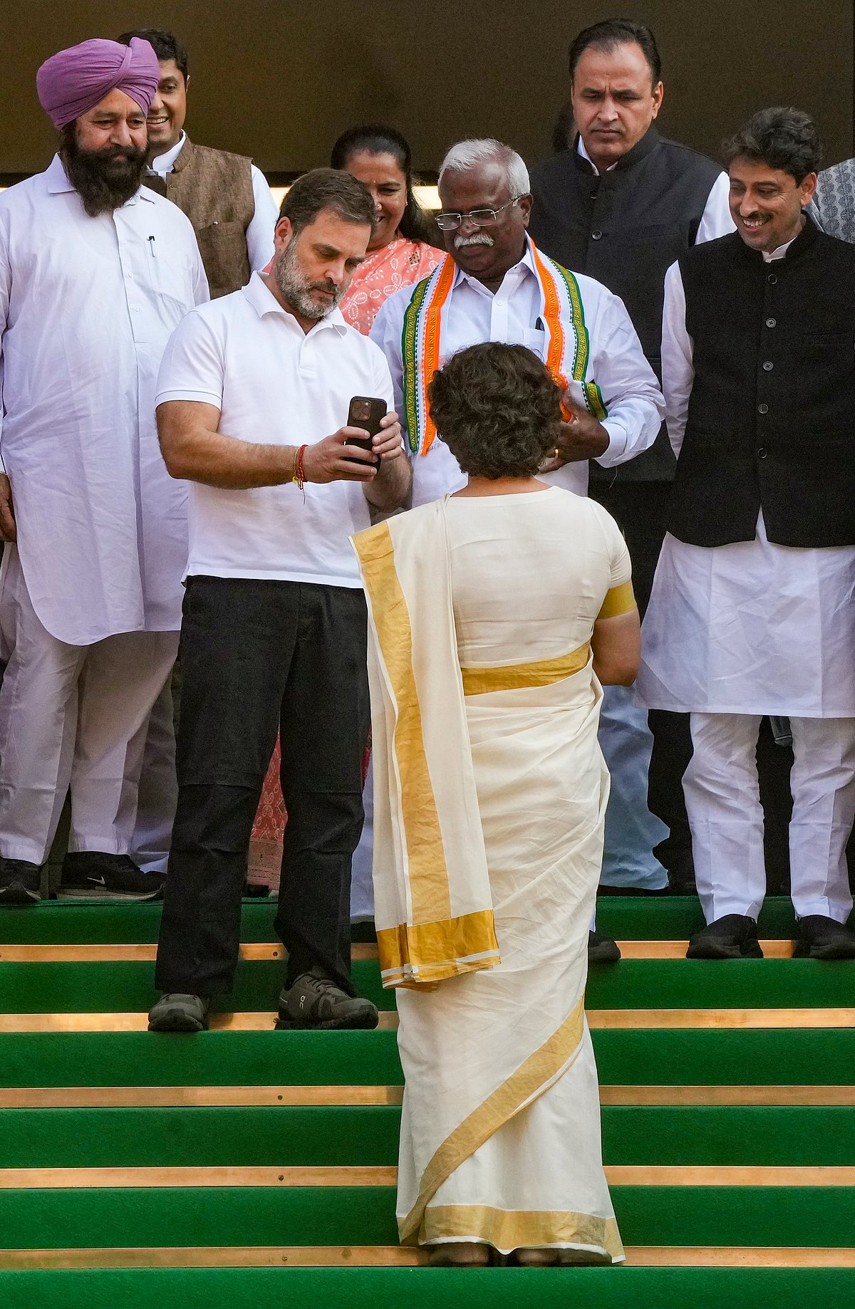 'സ്റ്റോപ്പ്, സ്റ്റോപ്പ്... ഞാനുമൊരു പടമെടുക്കട്ടെ;  പ്രിയങ്കയെ കാമറയില്‍ പകര്‍ത്തി രാഹുല്‍
