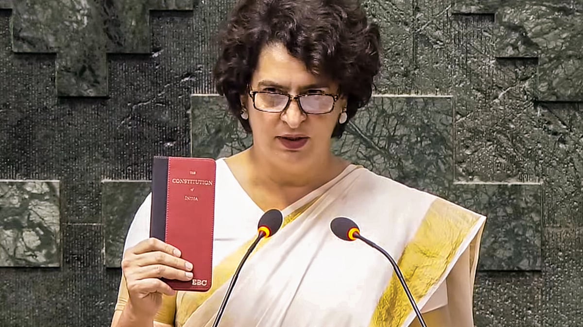 പ്രിയങ്ക ഇനി വയനാടിന്റെ എംപി; കേരളീയ വേഷത്തിലെത്തി, ഭരണഘടന ഉയര്‍ത്തിപ്പിടിച്ച് സത്യപ്രതിജ്ഞ ( വീഡിയോ)