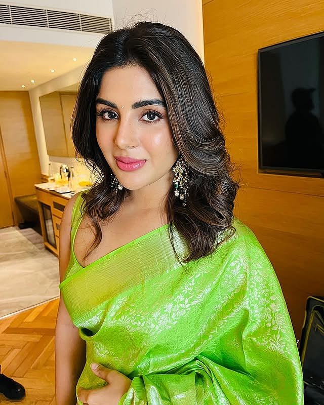 ഇളം പച്ച സാരിയിൽ മനം കവർന്ന് സംയുക്ത