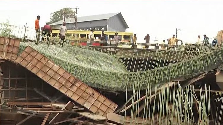 കൊല്ലം അയത്തിലില്‍ നിര്‍മ്മാണത്തിരുന്ന പാലം തകര്‍ന്നു വീണു; തൊഴിലാളികള്‍ അത്ഭുതകരമായി രക്ഷപ്പെട്ടു
