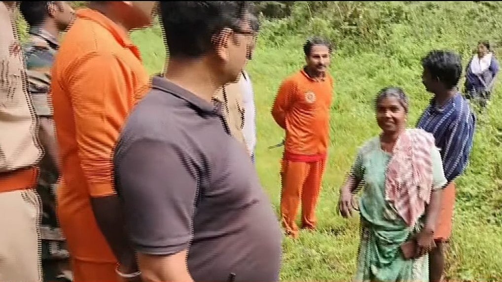 'ആന ഓടിച്ചു, മരത്തിന്റെ പിന്നില്‍ മിണ്ടാതിരുന്നു; അടുത്ത് ആളിരുന്നാലും കാണാന്‍ കഴിയാത്തത്ര കൂരിരിട്ട്'