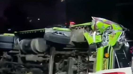 കൊച്ചിയില്‍ കോളജ് വിദ്യാര്‍ഥികള്‍ സഞ്ചരിച്ച ബസ് മറിഞ്ഞ് അപകടം, മൂന്നു പേര്‍ക്ക് പരിക്ക്