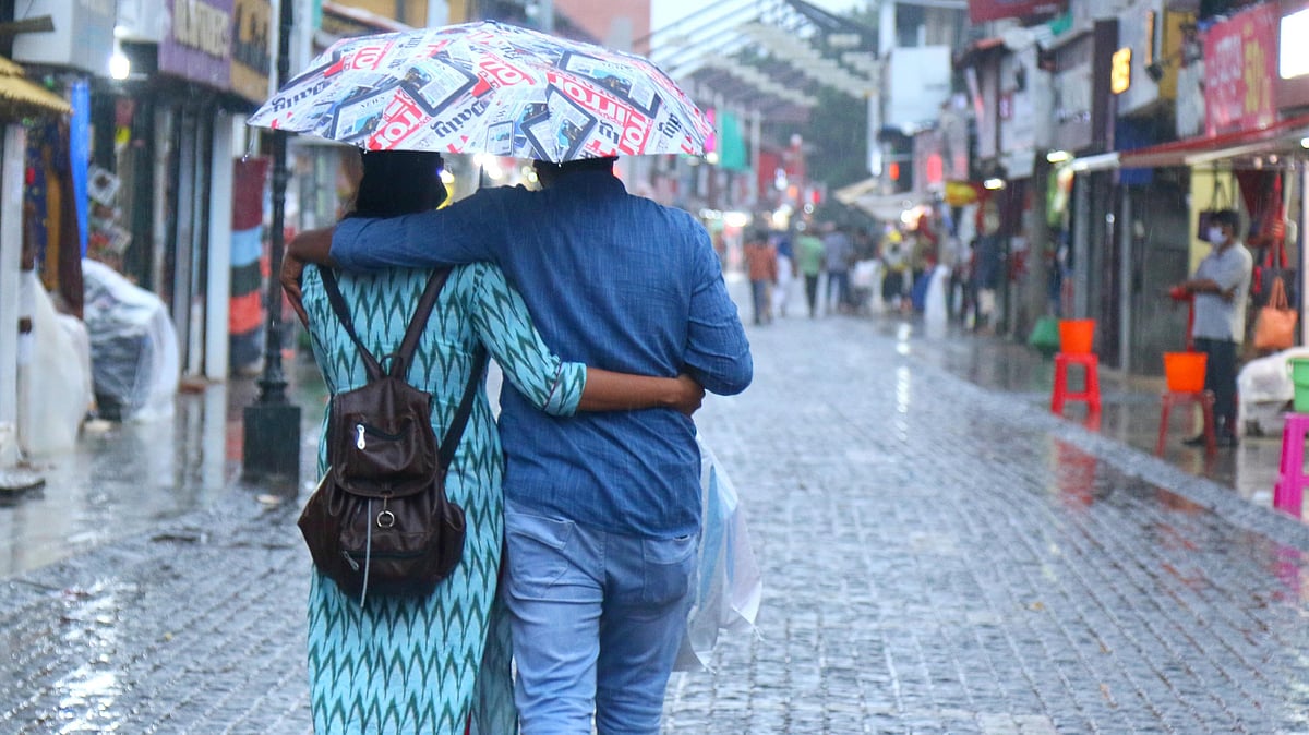 സംസ്ഥാനത്ത് നാളെ മൂന്ന്  ജില്ലകളിൽ മഴയ്ക്ക് സാധ്യത; തമിഴ്നാട് തീരത്ത് 55 കി. മി വേ​ഗതയിൽ കാറ്റ്, മുന്നറിയിപ്പ്