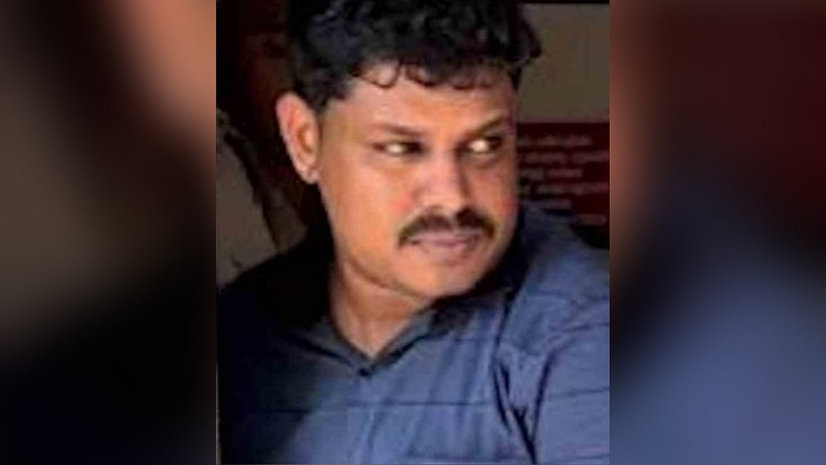വാറ്റുചാരായം പിടിക്കാൻ പോയി, പ്രതിയുടെ വീട്ടിൽ നിന്ന് സ്വർണവും മൊബൈൽ ഫോണും മോഷ്ടിച്ച് എക്സൈസ് ഉദ്യോ​ഗസ്ഥൻ