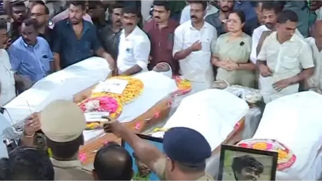 അവസാന യാത്രയിലും ഒരുമിച്ച്; കണ്ണീര്‍ പൂക്കളര്‍പ്പിച്ച് പ്രിയപ്പെട്ടവര്‍; വേദനയില്‍ വിതുമ്പി നാട്