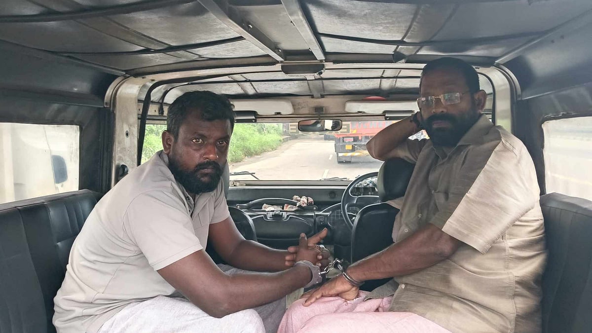 മുന്തിരിപ്പെട്ടിയില്‍ ഒളിപ്പിച്ച് കടത്ത്; മണ്ണുത്തിയില്‍ വന്‍ സ്പിരിറ്റ് വേട്ട, ലോറി പിന്തുടര്‍ന്ന് 2600 ലിറ്റര്‍ പിടികൂടി- വിഡിയോ